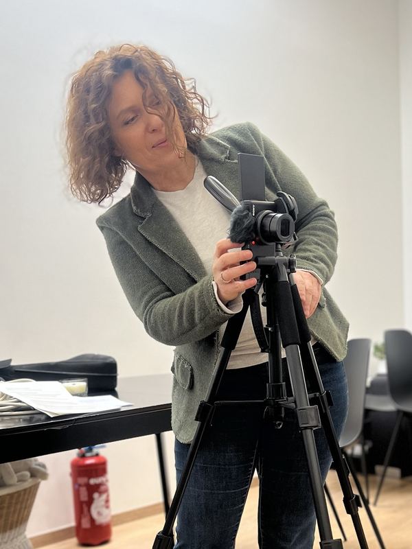 Nathalie Ghysdaal règle sa caméra sur trépied avant un tournage Cartes sur table